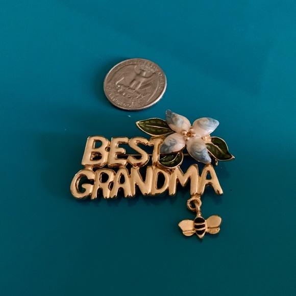 Best Grandma Enameled Flower and Bee Dangle Brooch/Pin NWOT - Picture 2 of 5